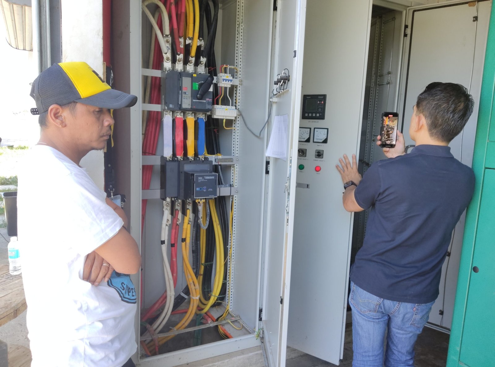 مشروع تخزين طاقة شمسية تجاري وصناعي مكتمل بقدرة 100kW 215kWh لمصنع في ماليزيا، تقليص الذروة، وحل طاقة احتياطية للمنشأة الصناعية