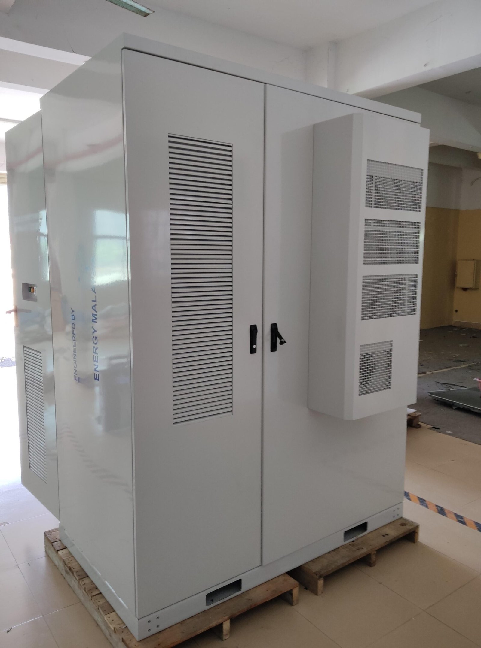 نظام شمسي مرتبط بالشبكة مع تخزين 100kW 215kWh لتطبيق تخفيف الأحمال الذروة في مصنع تجاري في ماليزيا