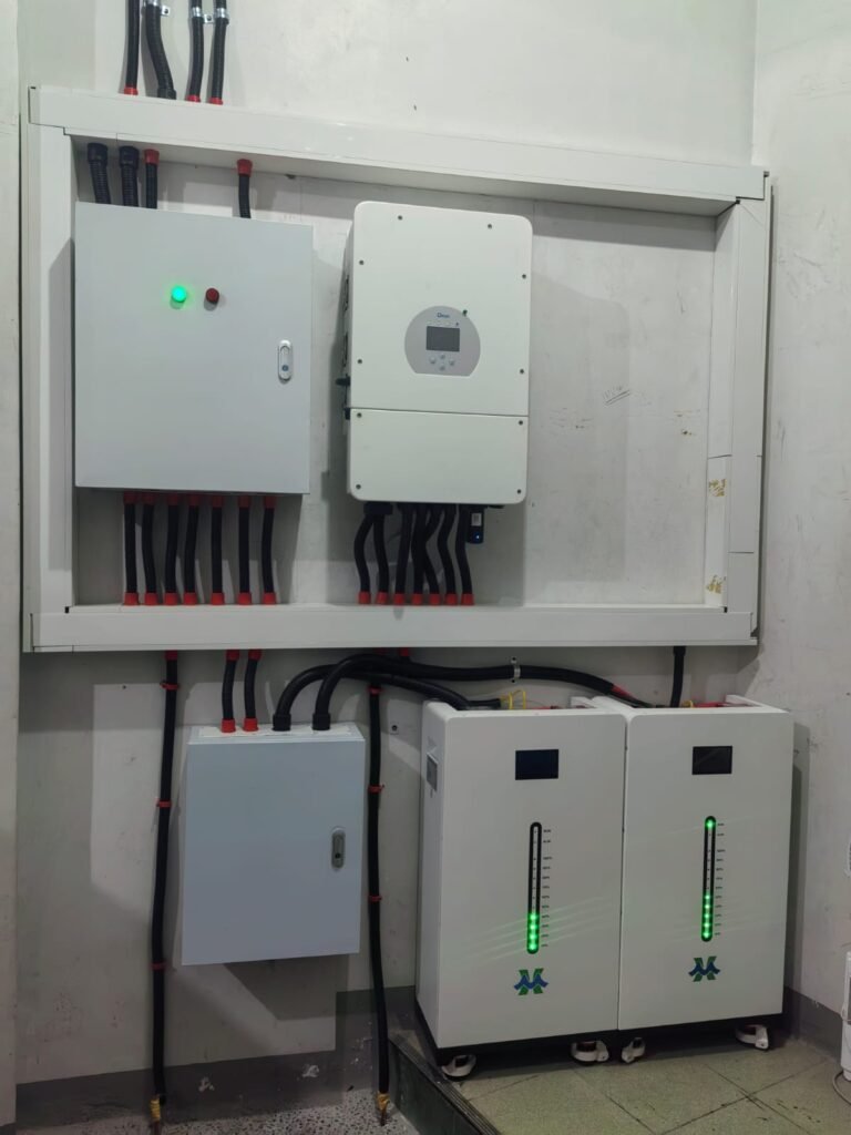 تركيب ميداني فعلي لعدة بطاريات LiFePO4 عمودية متحركة من HMX