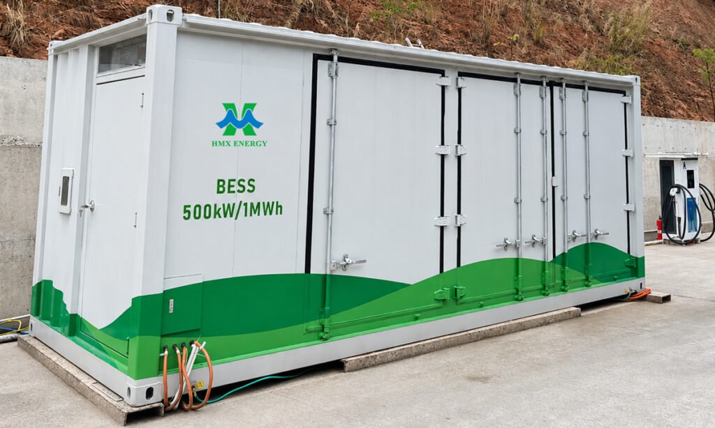Generacja PV → magazynowanie energii → nocne ładowanie autobusów w zamkniętym obiegu, 100% poza siecią