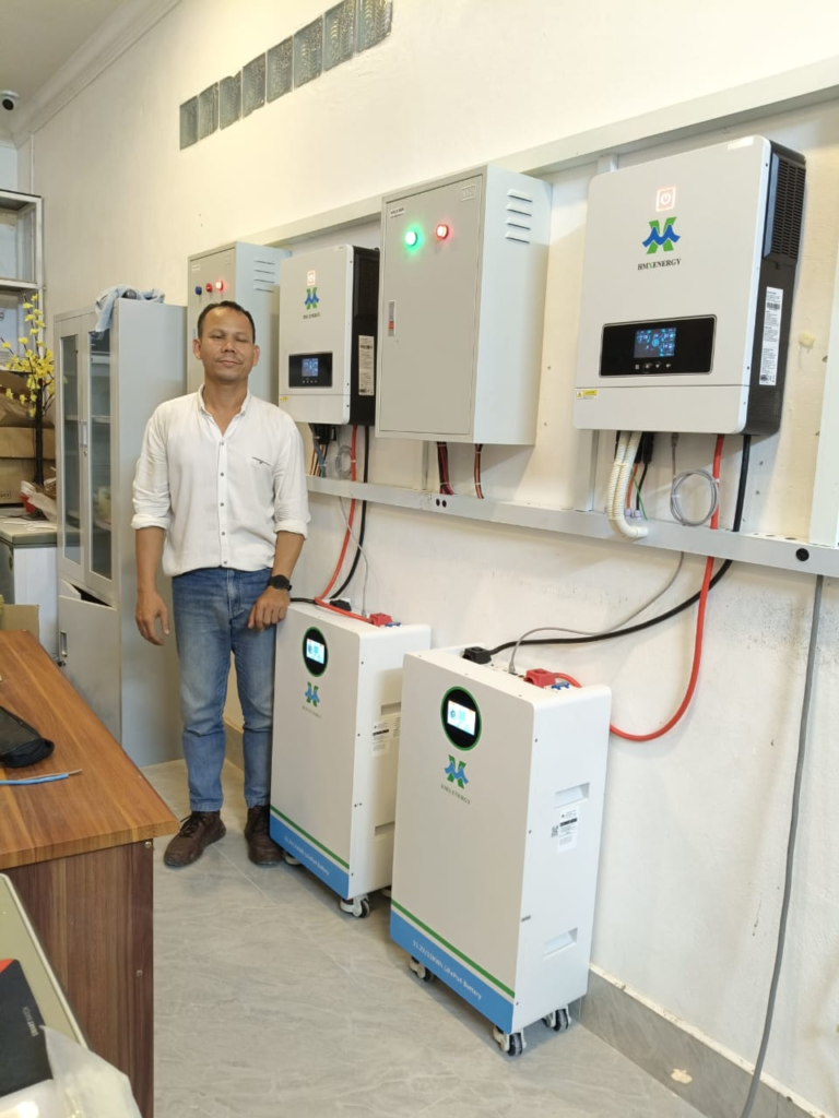 Sistema residencial híbrido de almacenamiento solar con batería, solución integral de respaldo de energía para el hogar, vista en ángulo